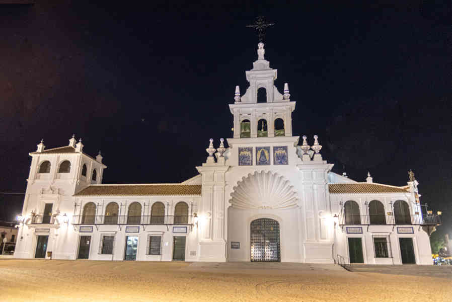 Huelva - El Rocío 19 - santuario de Nuestra Señora del Rocío.jpg